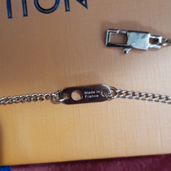 Louis vuitton upside down corie necklace - Picture 5 of 5